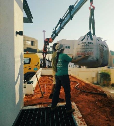 גם במקומות בהם יש הפרשי גבהים, אין מנוס מתוספת אדמה