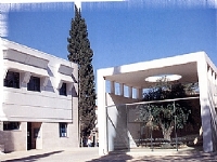 חדר הזיכרון, תכנן דני קרוון. משמאל הספריה העירונית