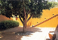 משחקי צבע, אור וצל בחצר בית במקסיקו