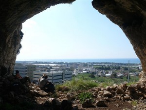 מבט אל טירת הכרמל מאחת ממערות עובדיה