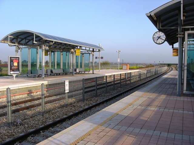 תחנת הרכבת ראש העין צפון. קרדיט לתמונה: רותם דנציג, ויקיפדיה.Rotemdanzig